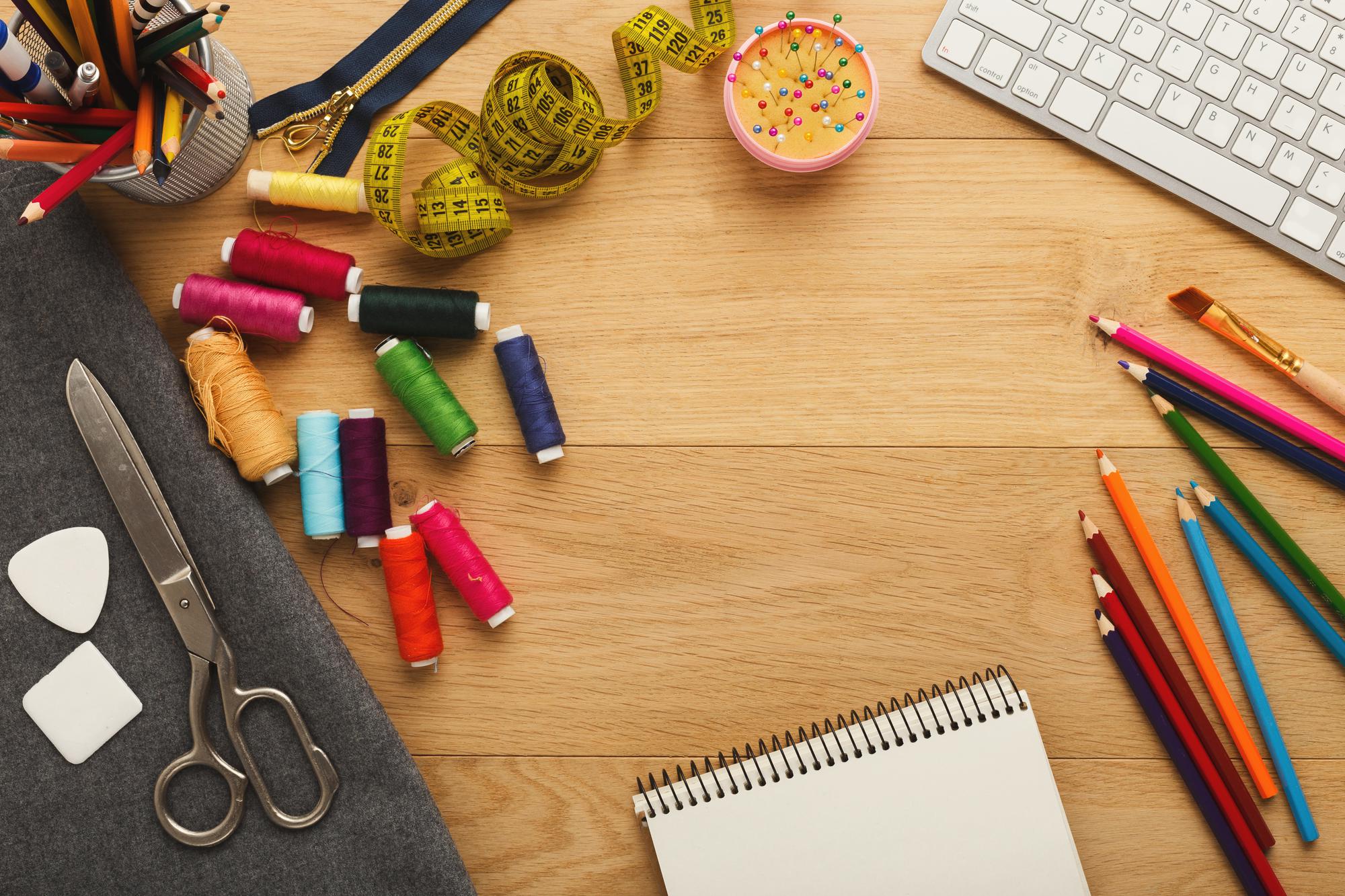 Tavolo da lavoro con accessori per ricamo
